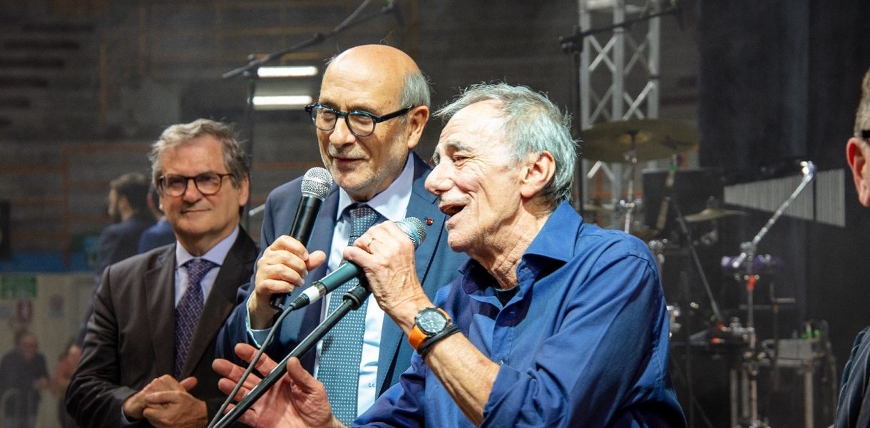 Banca Campania Centro. Successo per l’evento musicale “La Primavera dei Sogni” con Roberto Vecchioni